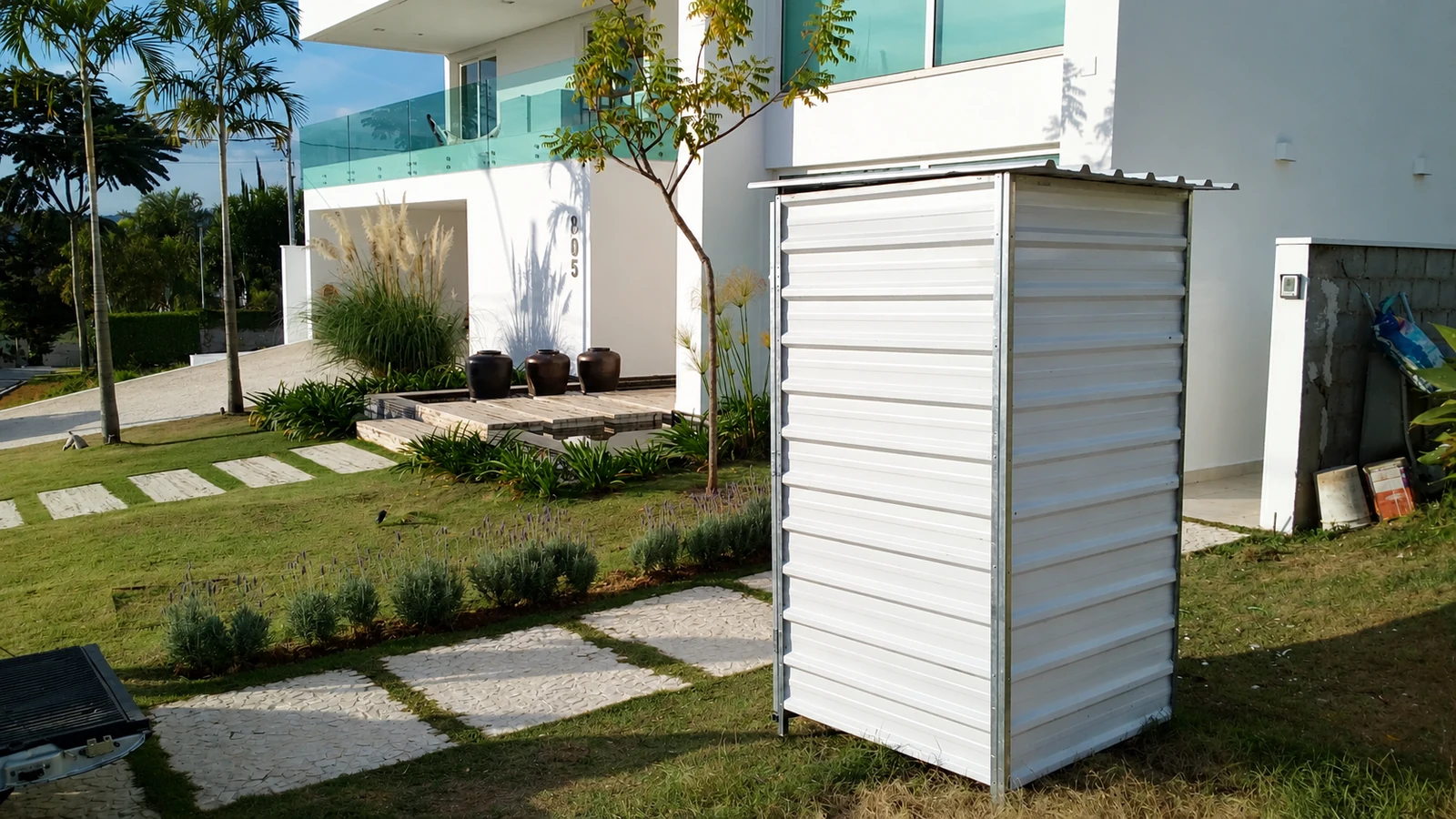 Depósito de Jardim instalado em frente a uma casa moderna